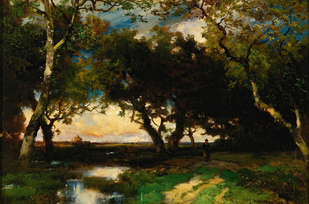 Quadro decorativo paisagem com pântano e árvores densas ao entardecer, com uma figura caminhando em um caminho de terra. Atribuído a Thomas Moran.
