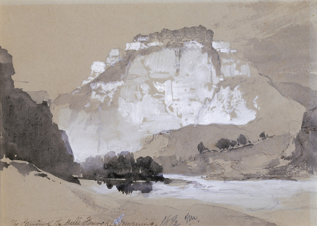 Quadro decorativo mostrando uma paisagem montanhosa com um rio ou lago. A pintura de Thomas Moran utiliza tons neutros de cinza, branco e marrom, com toques de azul claro no rio e vegetação escura. As montanhas são imponentes e rochosas, com reflexos de luz em suas superfícies. A técnica de aquarela é evidente nos traços suaves e nas transições de cor.