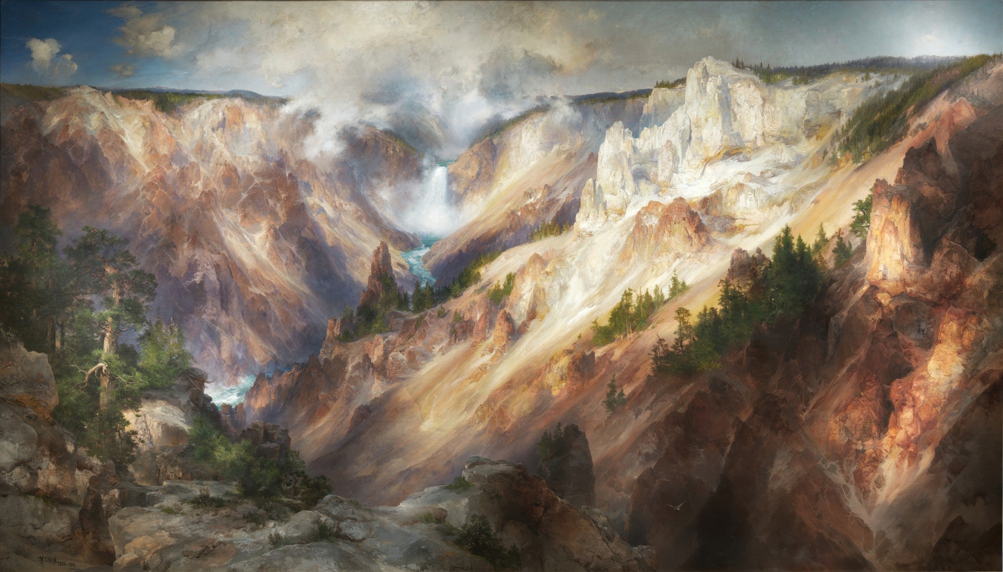Quadro decorativo exibindo a obra 'The Grand Canyon of the Yellowstone' de Thomas Moran, com uma paisagem montanhosa grandiosa, cânion profundo, cachoeira central, e névoa ascendendo, com tons terrosos, dourados e verdes acentuados pela luz. A assinatura do artista é visível no canto inferior esquerdo.