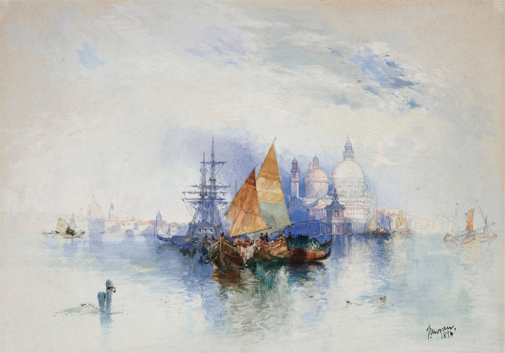 Quadro decorativo de uma paisagem aquática com barcos e uma cidade ao fundo. A obra é de Thomas Moran, com tons suaves de azul, cinza e marrom.