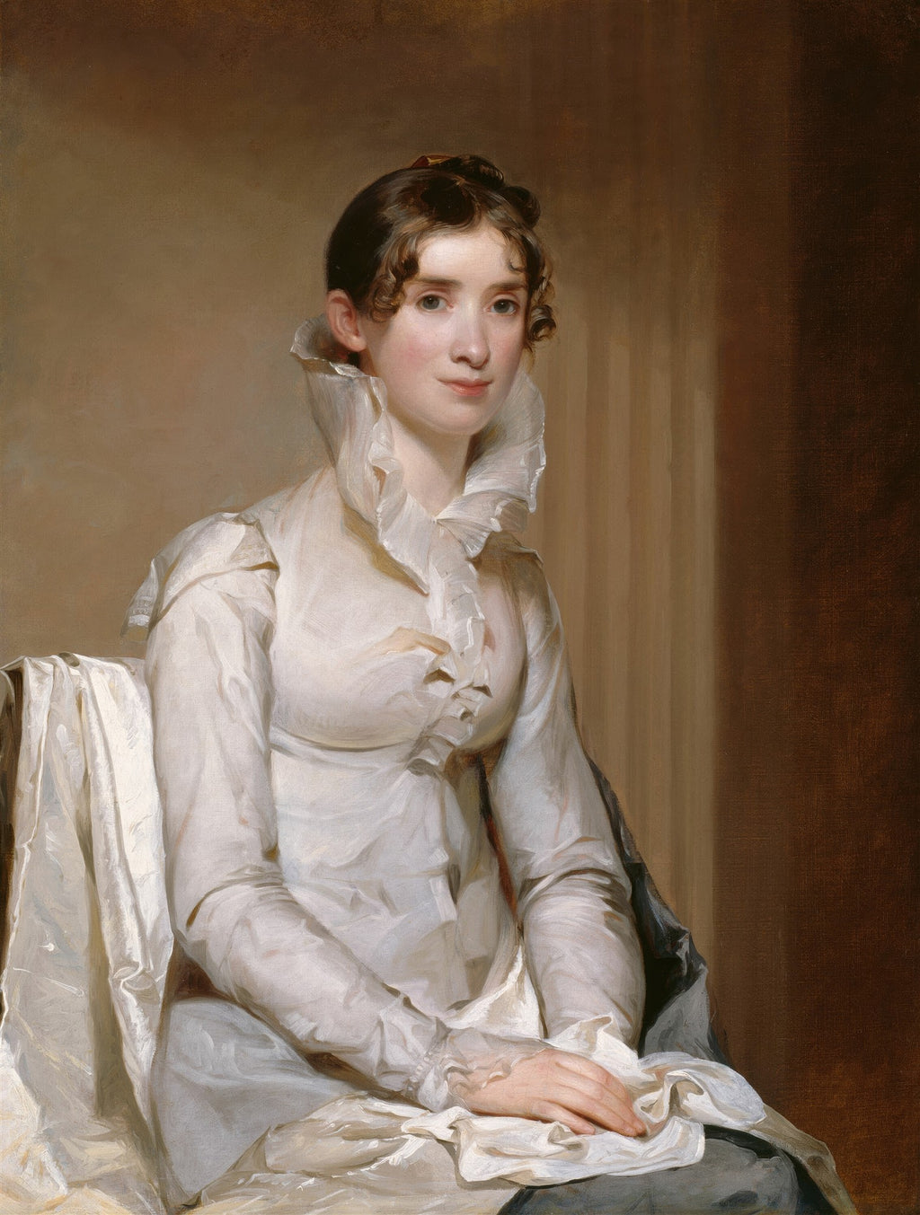 Retrato de uma jovem senhora com cabelo castanho escuro e encaracolado, vestindo um elegante vestido branco com gola alta e babados. Ela está sentada, olhando suavemente para o observador. A iluminação destaca seu rosto e a textura do tecido.