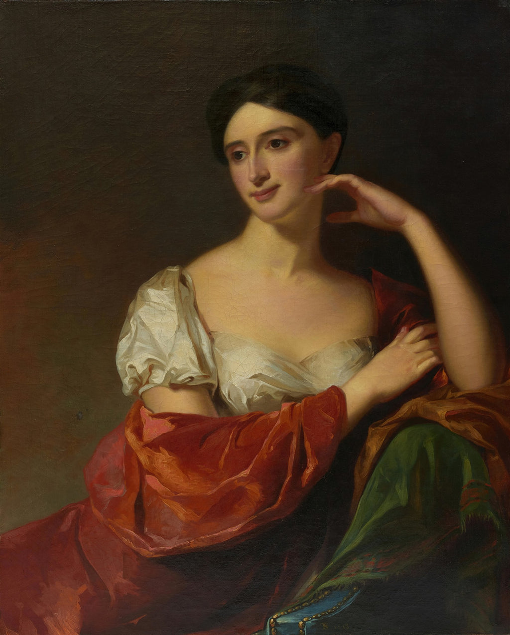 Retrato de uma mulher jovem, de pele clara e cabelos escuros, vestindo um vestido branco e um manto vermelho, com a mão direita apoiada no rosto, olhando para o lado esquerdo da tela com um sorriso sutil.
