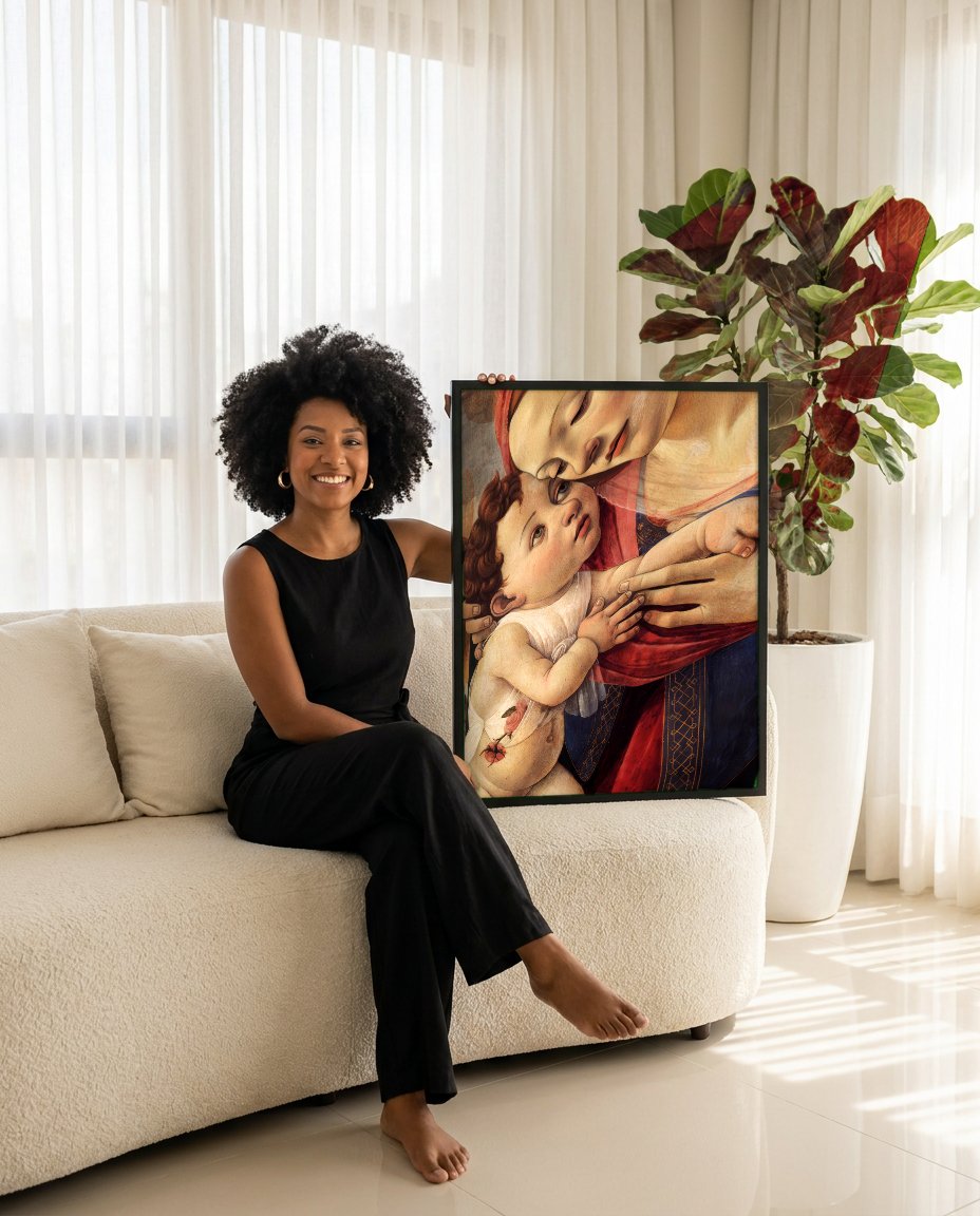 Quadro Decorativo Madona e Menino - Botticelli com modelo em ambiente