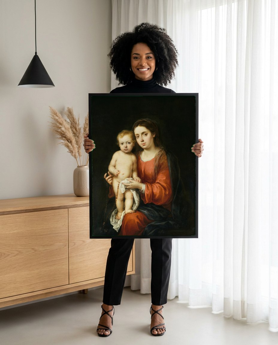 Quadro Decorativo Virgem com o Menino - Murillo | modelo apresentando o quadro emoldurado