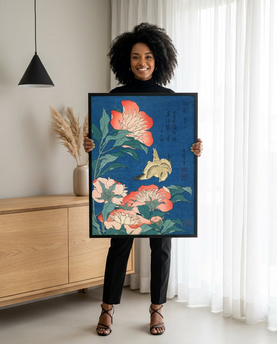 Quadro Decorativo Peônias e Pássaro - Hokusai | modelo apresentando o quadro emoldurado