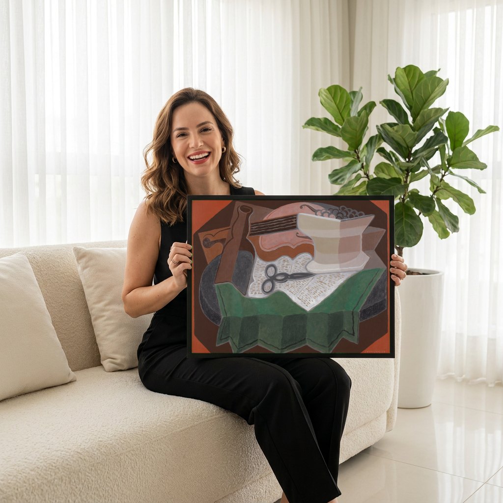 Quadro Decorativo Natureza Morta com Fruteira e Garrafa - Juan Gris | modelo apresentando o quadro emoldurado