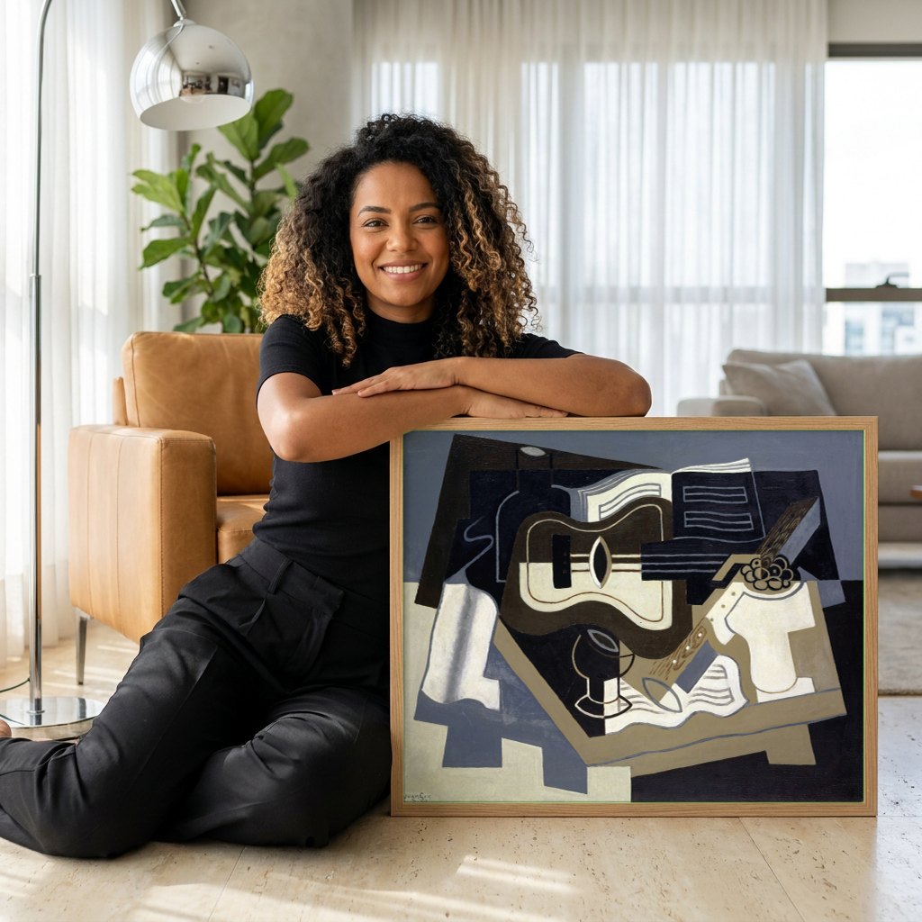 Quadro Decorativo Guitarra e Fruteira - Juan Gris | modelo apresentando o quadro emoldurado