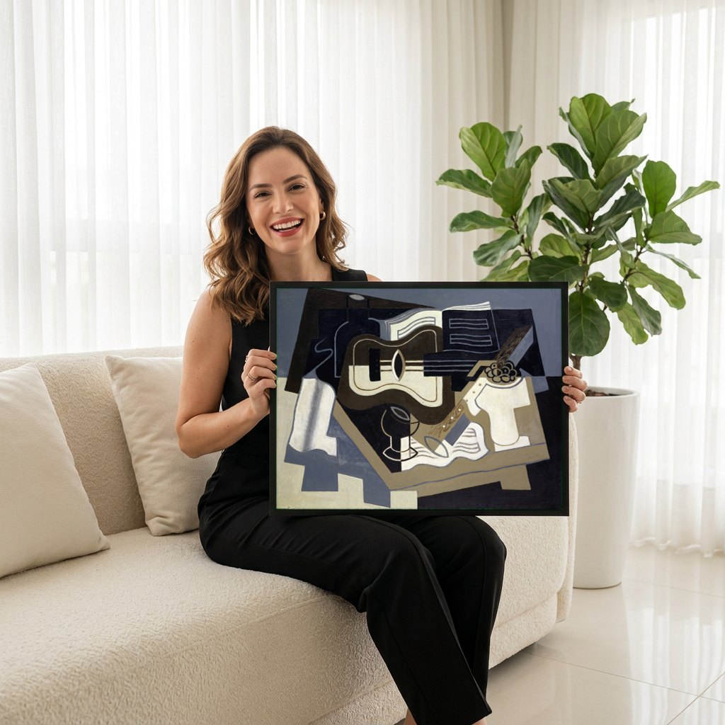 Quadro Decorativo Guitarra e Fruteira - Juan Gris | modelo apresentando o quadro emoldurado