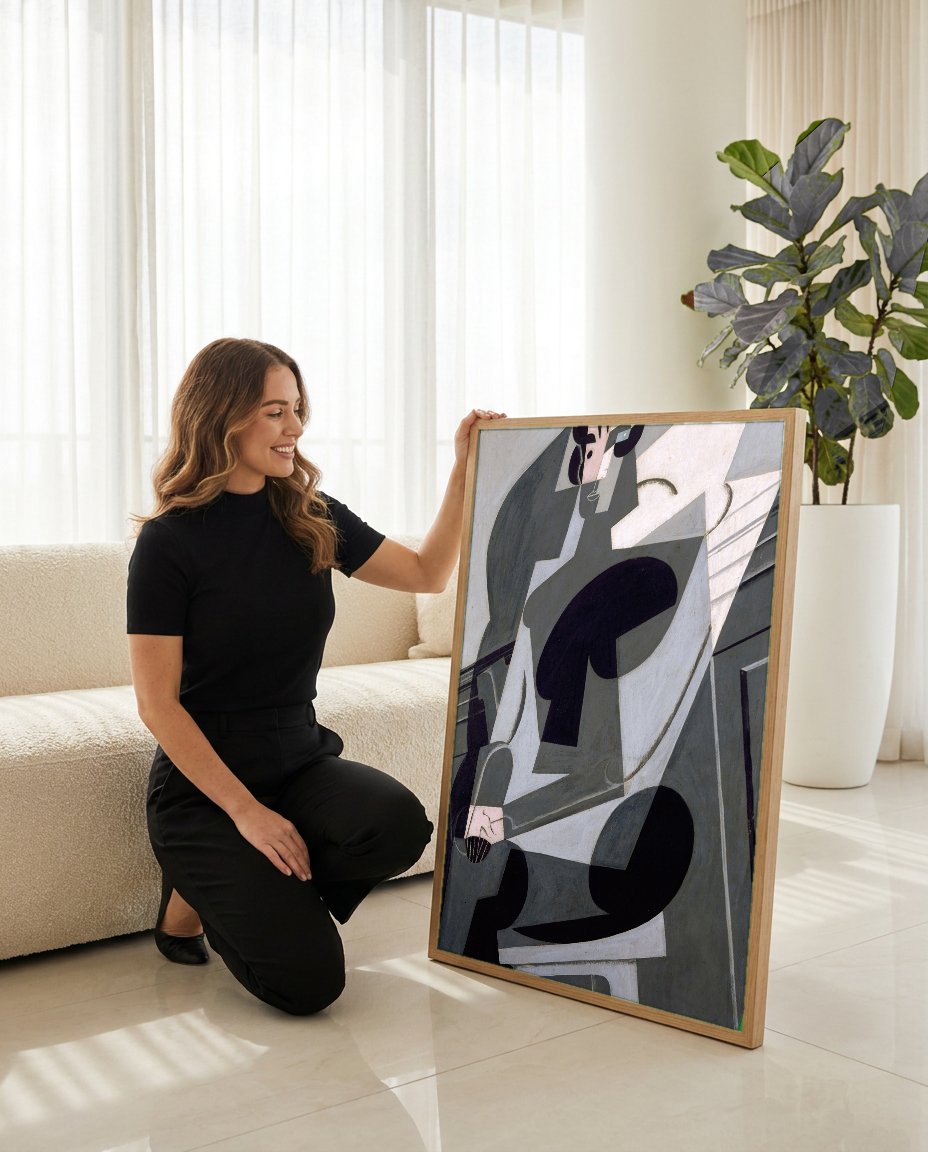 Quadro Decorativo A Mulher Sentada - Juan Gris com modelo em ambiente