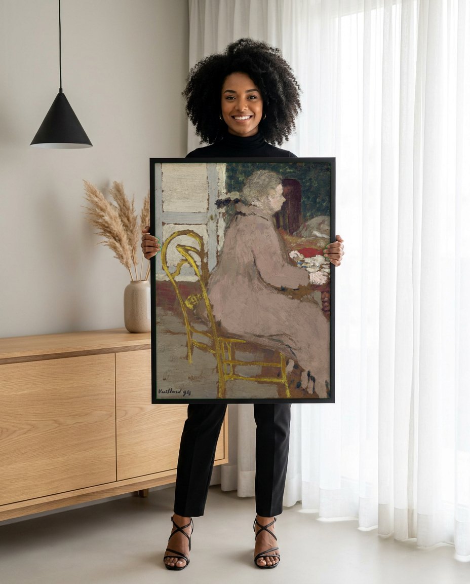 Quadro Decorativo A Costureira - Édouard Vuillard | modelo apresentando o quadro emoldurado