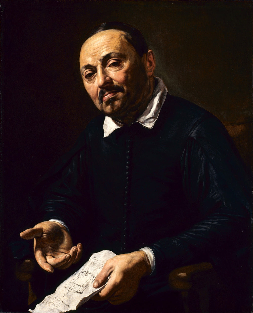 Retrato de um homem de meia-idade, com bigode e cavanhaque, vestindo roupas escuras e gola branca, segurando um papel com anotações em sua mão esquerda. A iluminação dramática destaca seu rosto e mãos contra um fundo escuro. Obra atribuída a Valentin de Boulogne.