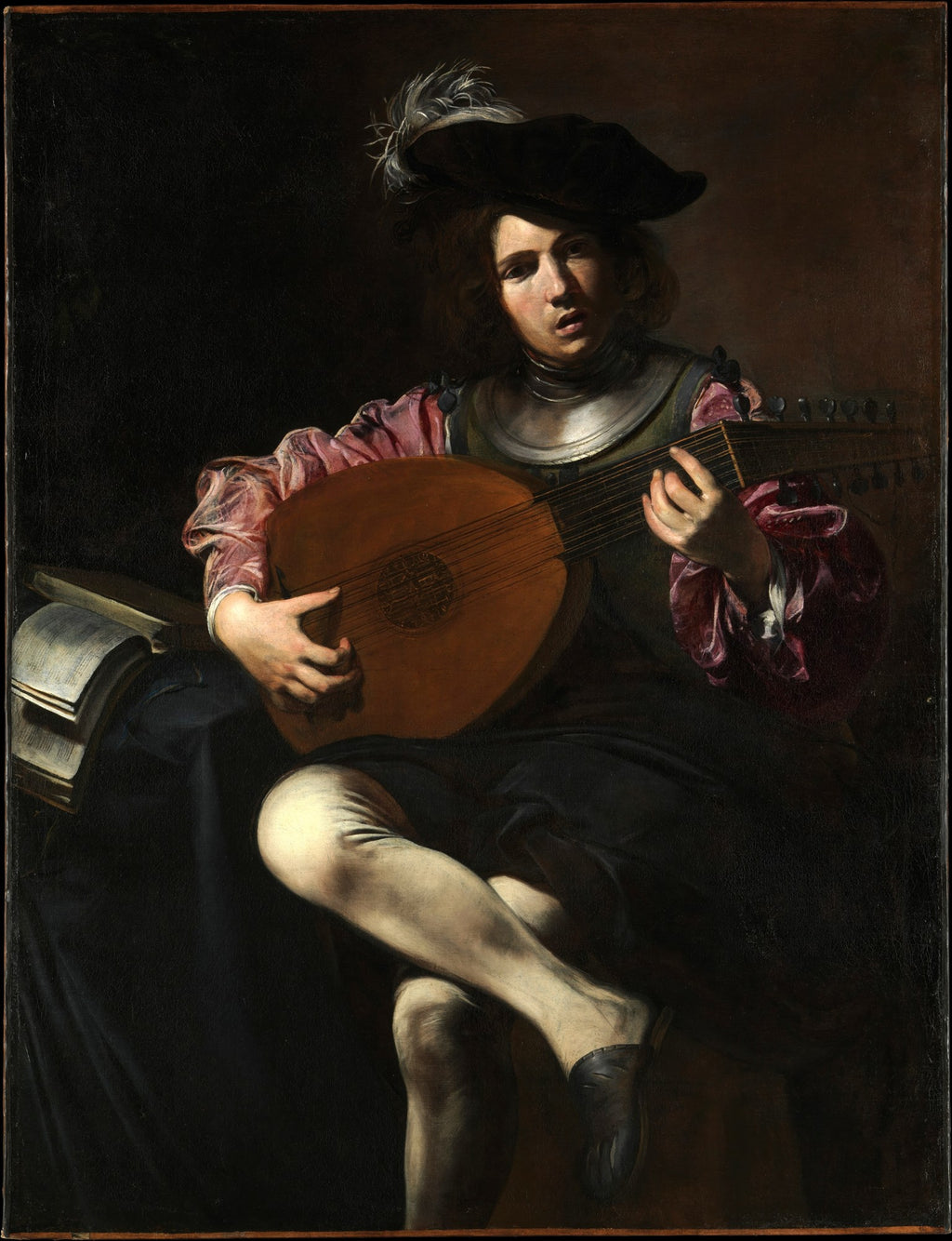 Pintura a óleo de Valentin de Boulogne, 'O Tocador de Alaúde', mostrando um jovem com chapéu de plumas tocando um alaúde, iluminado por uma luz dramática contra um fundo escuro. A imagem destaca as cores ricas, os contrastes de luz e sombra e a expressão concentrada do músico.