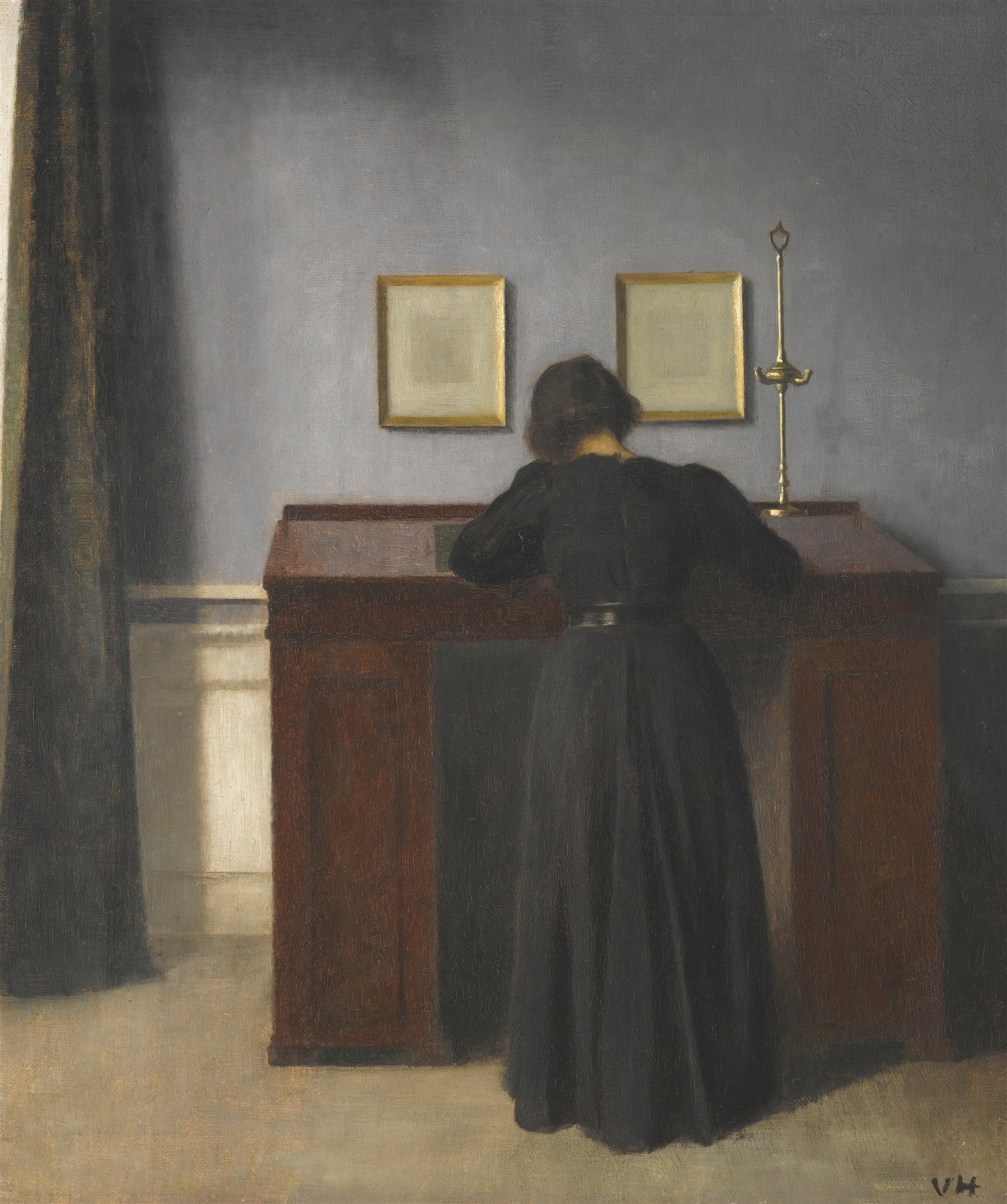 Quadro decorativo mostrando uma mulher de costas, vestida de preto, em um interior minimalista com paredes cinza-azuladas, um móvel de madeira escura e duas molduras douradas vazias na parede. A luz suave ilumina o ambiente.