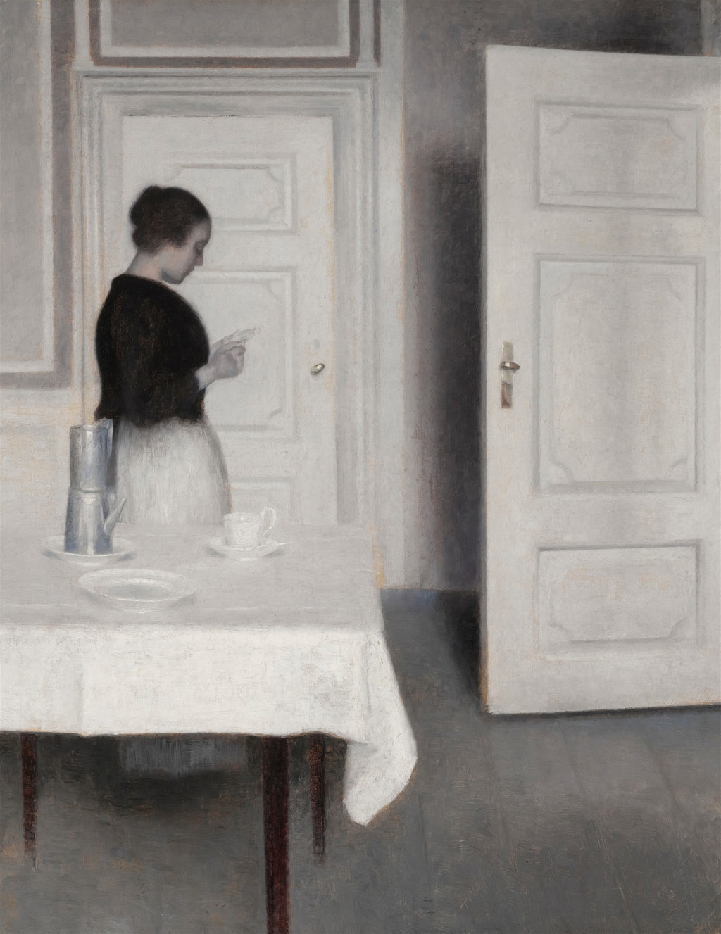 Quadro decorativo com uma mulher de costas, lendo uma carta em um interior com portas brancas e uma mesa posta. A paleta de cores é predominantemente cinza e branco, com detalhes em preto e marrom. A luz suave ilumina a cena, criando uma atmosfera melancólica e introspectiva, característica do estilo de Vilhelm Hammershøi.