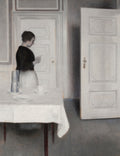 Quadro decorativo com uma mulher de costas, lendo uma carta em um interior com portas brancas e uma mesa posta. A paleta de cores é predominantemente cinza e branco, com detalhes em preto e marrom. A luz suave ilumina a cena, criando uma atmosfera melancólica e introspectiva, característica do estilo de Vilhelm Hammershøi.