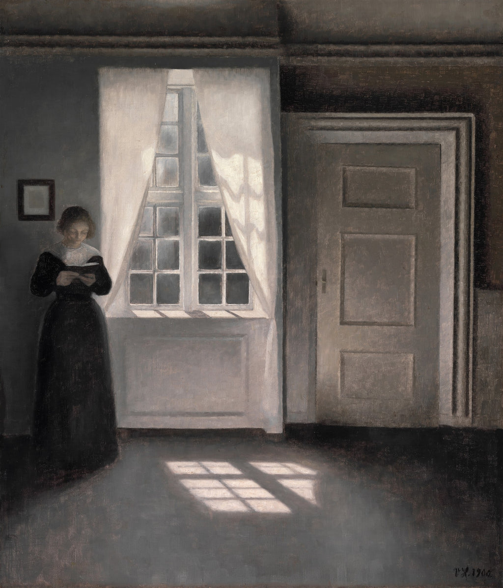 Pintura a óleo de Vilhelm Hammershøi retratando uma mulher de vestido escuro lendo em um interior com forte luz natural vindo de uma janela.