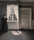 Pintura a óleo de Vilhelm Hammershøi retratando uma mulher de vestido escuro lendo em um interior com forte luz natural vindo de uma janela.