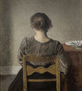 Pintura a óleo de Vilhelm Hammershøi retratando uma mulher sentada de costas para o observador em um interior escuro e minimalista, com tons de cinza e marrom.