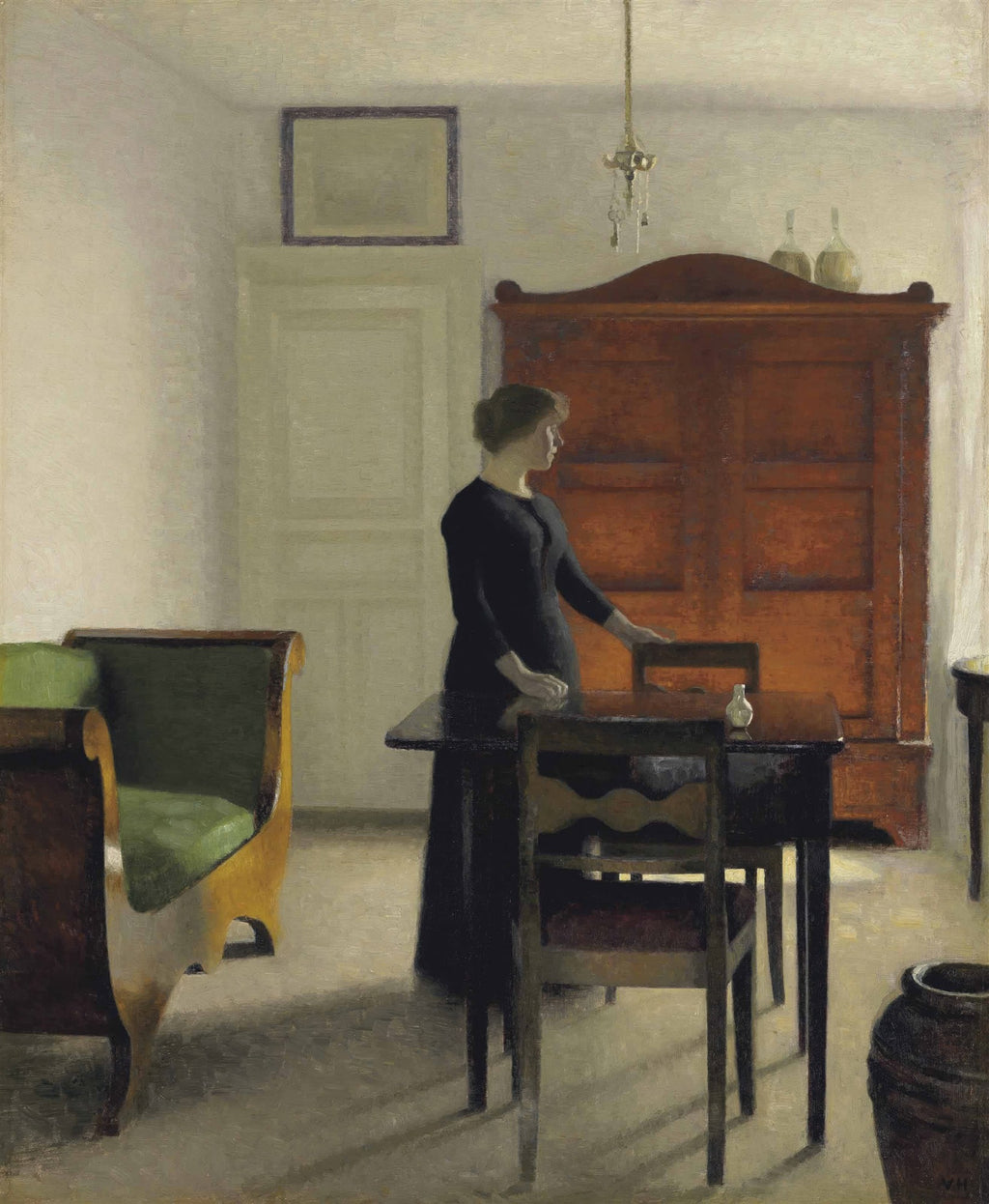 Quadro decorativo com uma mulher em um vestido escuro de costas, em um interior com móveis de madeira e luz suave. Pintura de Vilhelm Hammershøi.