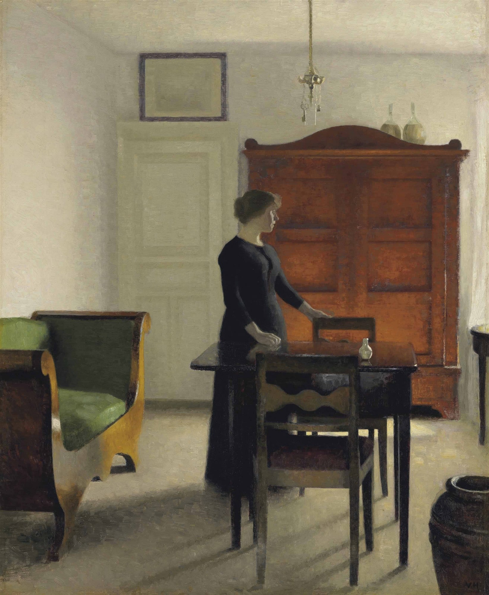 Quadro decorativo com uma mulher em um vestido escuro de costas, em um interior com móveis de madeira e luz suave. Pintura de Vilhelm Hammershøi.