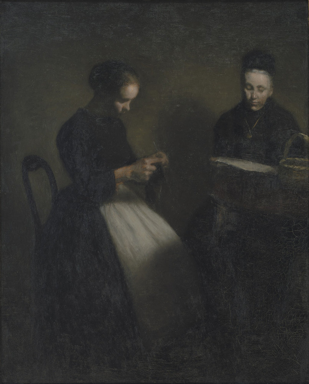 Quadro decorativo com pintura de Vilhelm Hammershøi, 'Two Women in an Interior', mostrando duas mulheres em um ambiente escuro, uma sentada e outra em pé, ambas com vestimentas escuras, iluminadas por uma luz tênue.