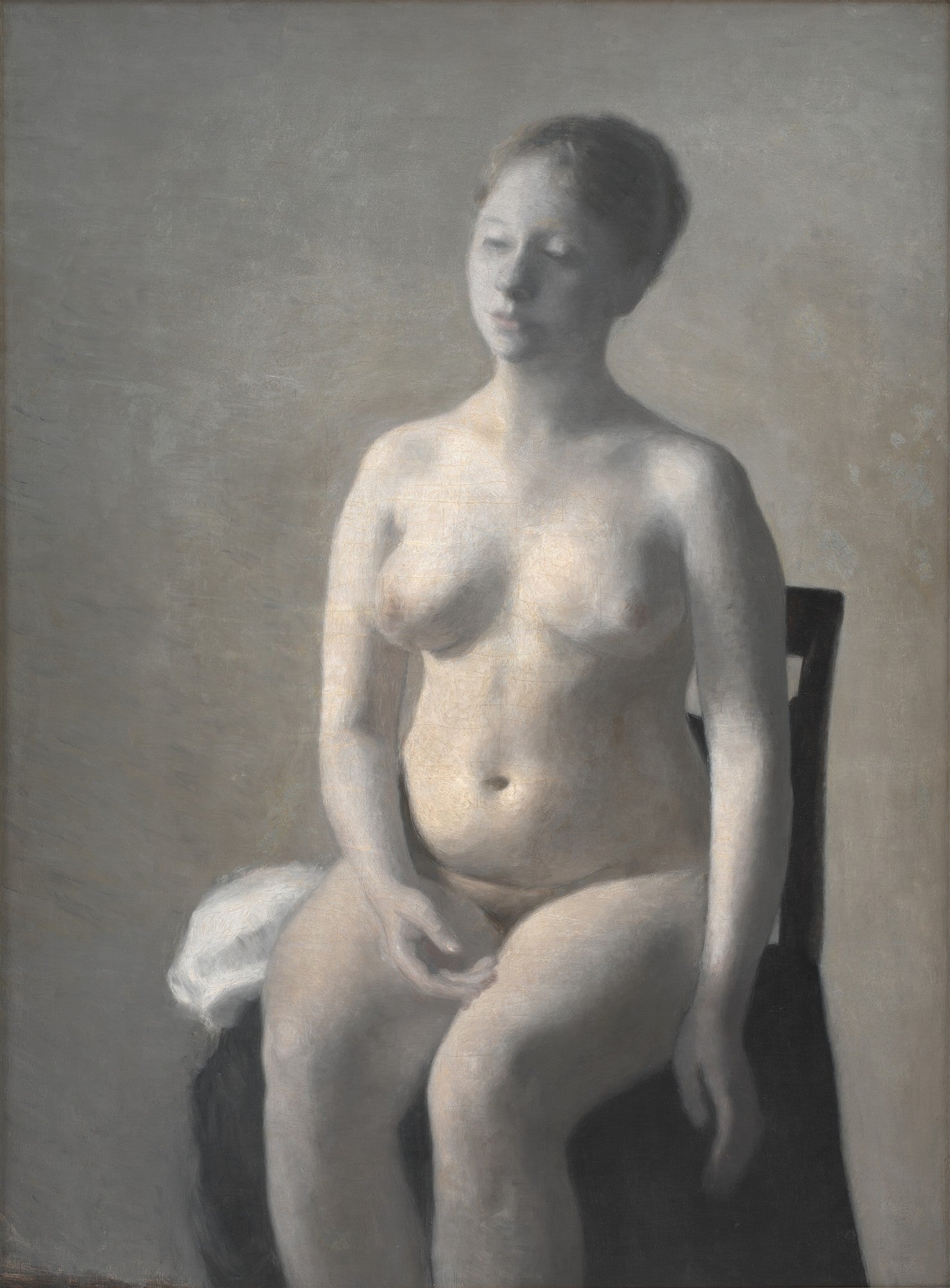 Quadro decorativo com pintura de Vilhelm Hammershøi, mostrando uma mulher nua sentada em uma cadeira escura, com a pele clara iluminada por uma luz suave contra um fundo cinza claro. A mulher está em uma pose reflexiva, com a cabeça ligeiramente inclinada e os olhos fechados ou olhando para baixo.