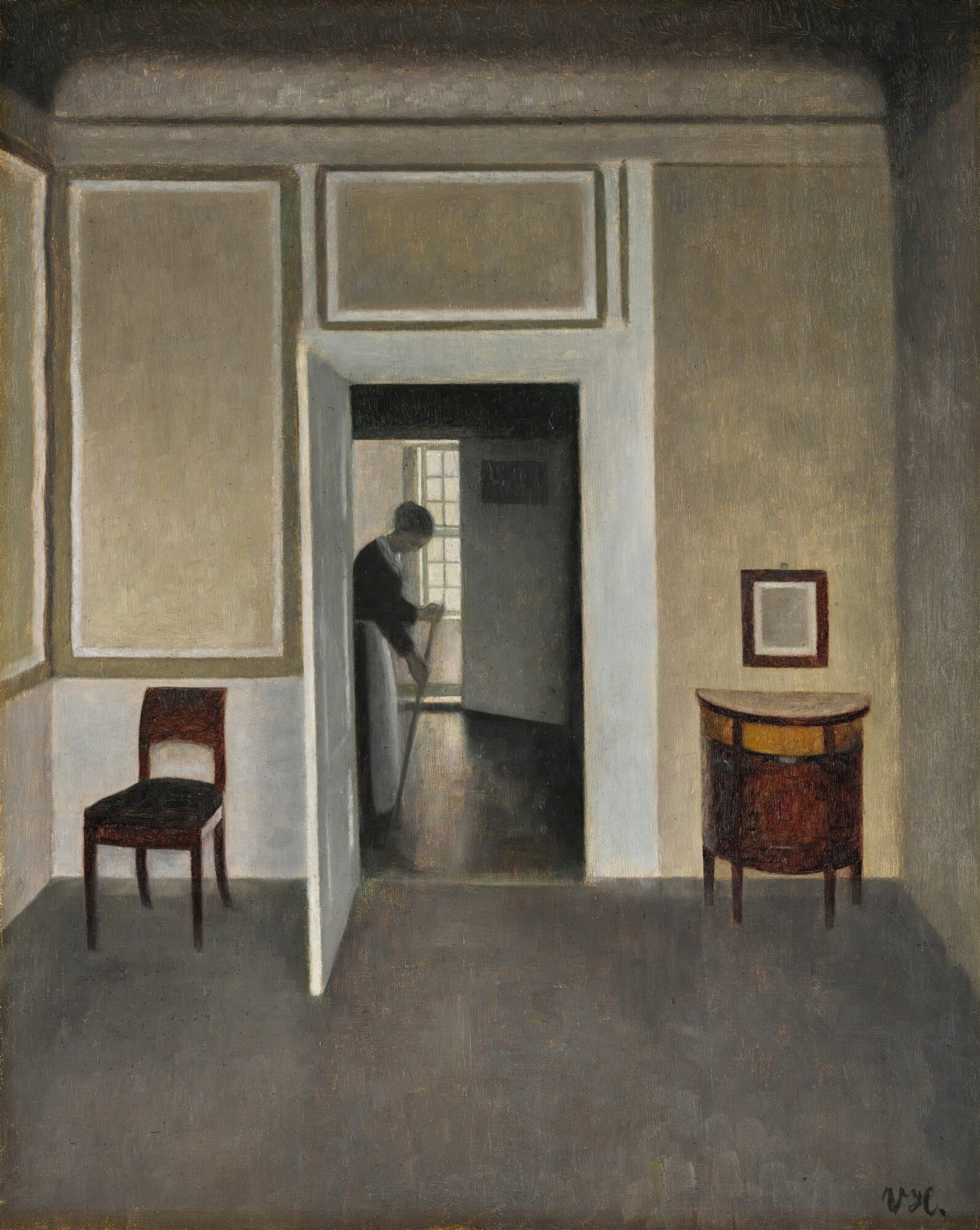 Quadro decorativo mostrando uma mulher de costas varrendo um quarto com luz suave entrando por uma porta aberta, estilo Vilhelm Hammershøi.