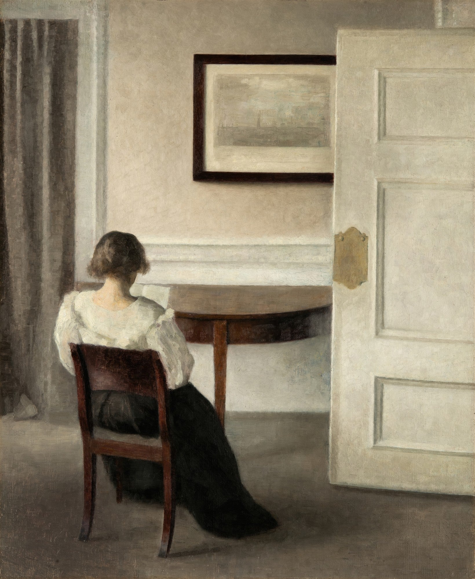 Quadro decorativo com pintura de Vilhelm Hammershøi, 'Interior, Strandgade 30', mostrando uma mulher sentada de costas em um interior com cores neutras e uma porta aberta.
