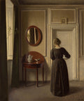 Uma pintura de Vilhelm Hammershøi representando o interior de um cômodo, com uma mulher de costas vestindo um vestido escuro, olhando para uma porta fechada. Há um espelho redondo, uma mesa lateral com bule e uma janela com cortina escura à esquerda. A iluminação é suave e o ambiente é calmo.