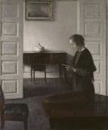 Quadro decorativo Interior com Mulher Lendo de Vilhelm Hammershøi. Uma mulher de perfil, vestida de preto, está lendo um livro em um ambiente minimalista e silencioso. As cores são predominantemente cinzas, marrons e brancas, com luz difusa entrando no cômodo.
