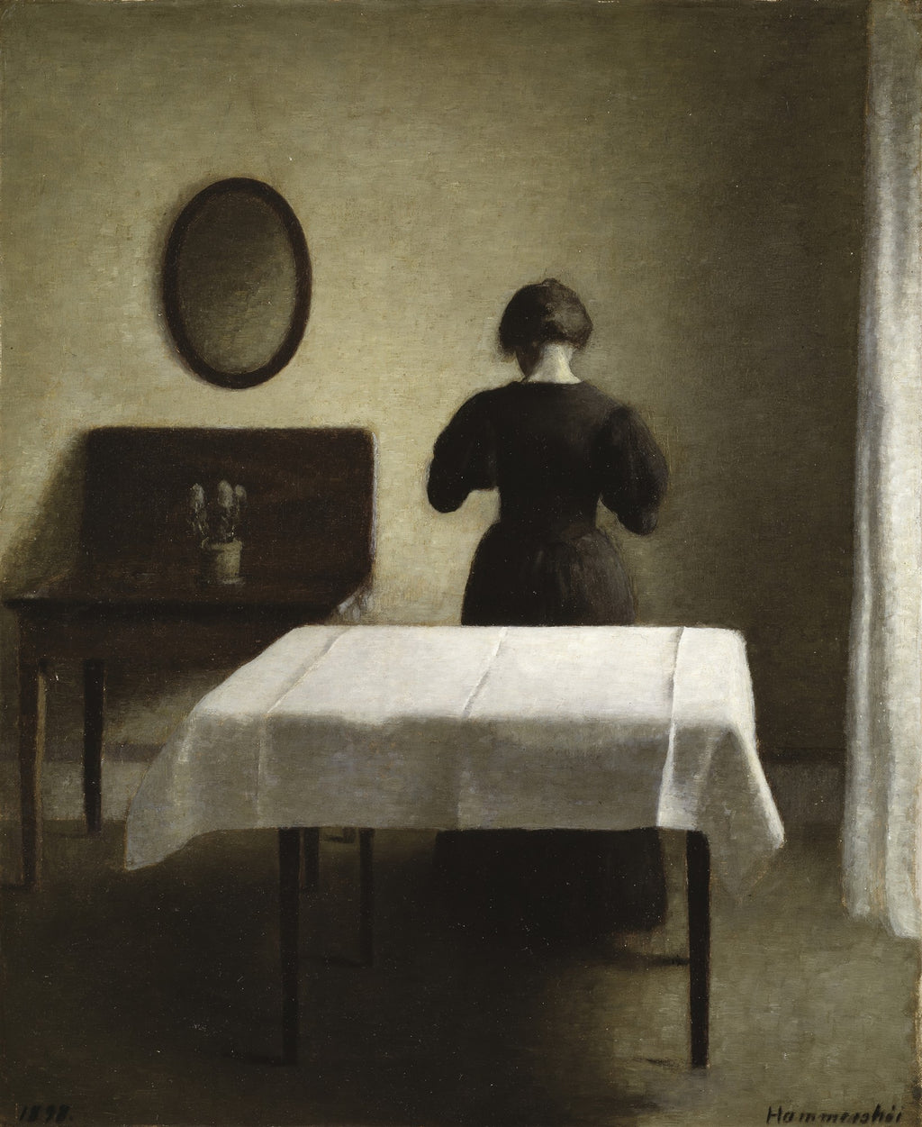 Quadro decorativo com pintura de Vilhelm Hammershøi, 'Interior, Strandgade 30', mostrando uma mulher de costas em um interior sóbrio com uma mesa coberta por uma toalha branca e um espelho oval na parede.