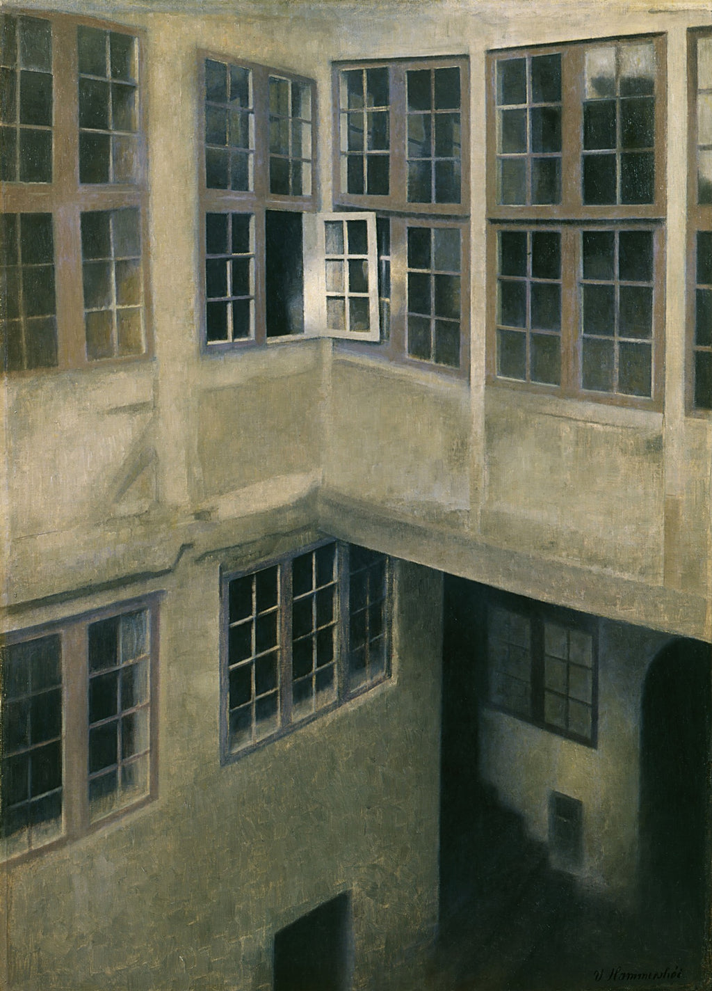 Quadro decorativo com pintura de Vilhelm Hammershøi, intitulada 'Pátio com Janelas Abertas', mostrando um pátio interno de um edifício com múltiplas janelas em tons de cinza, marrom e verde-oliva, com uma janela aberta no centro superior, revelando um brilho de luz.