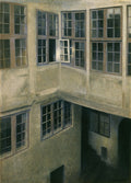 Quadro decorativo com pintura de Vilhelm Hammershøi, intitulada 'Pátio com Janelas Abertas', mostrando um pátio interno de um edifício com múltiplas janelas em tons de cinza, marrom e verde-oliva, com uma janela aberta no centro superior, revelando um brilho de luz.