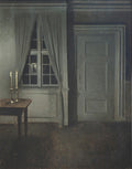 Quadro decorativo mostrando uma cena de interior de Vilhelm Hammershøi, com uma janela com cortinas claras, uma porta fechada, uma mesa pequena e duas velas acesas em castiçais, criando uma atmosfera melancólica e intimista com luz suave.