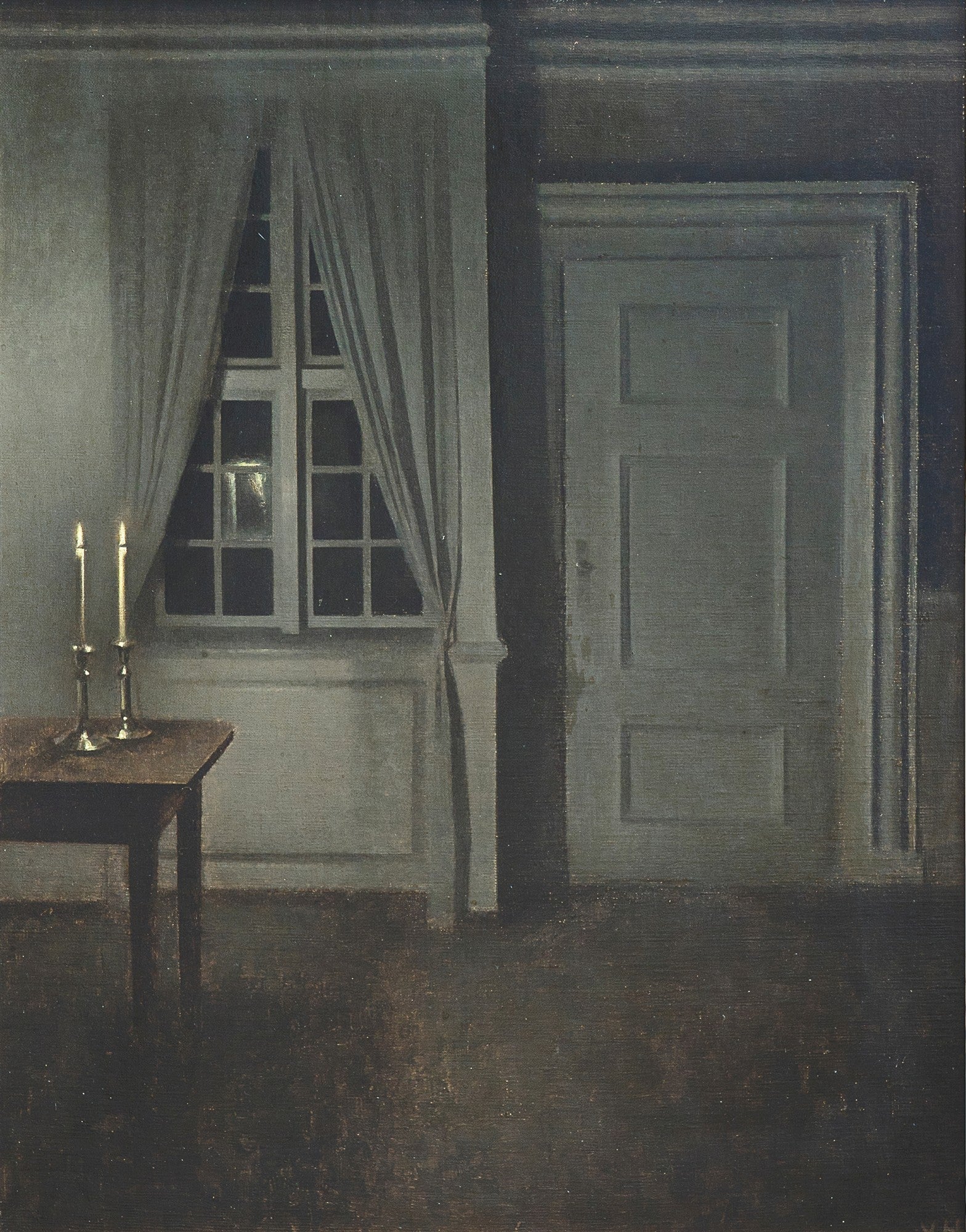 Quadro decorativo mostrando uma cena de interior de Vilhelm Hammershøi, com uma janela com cortinas claras, uma porta fechada, uma mesa pequena e duas velas acesas em castiçais, criando uma atmosfera melancólica e intimista com luz suave.