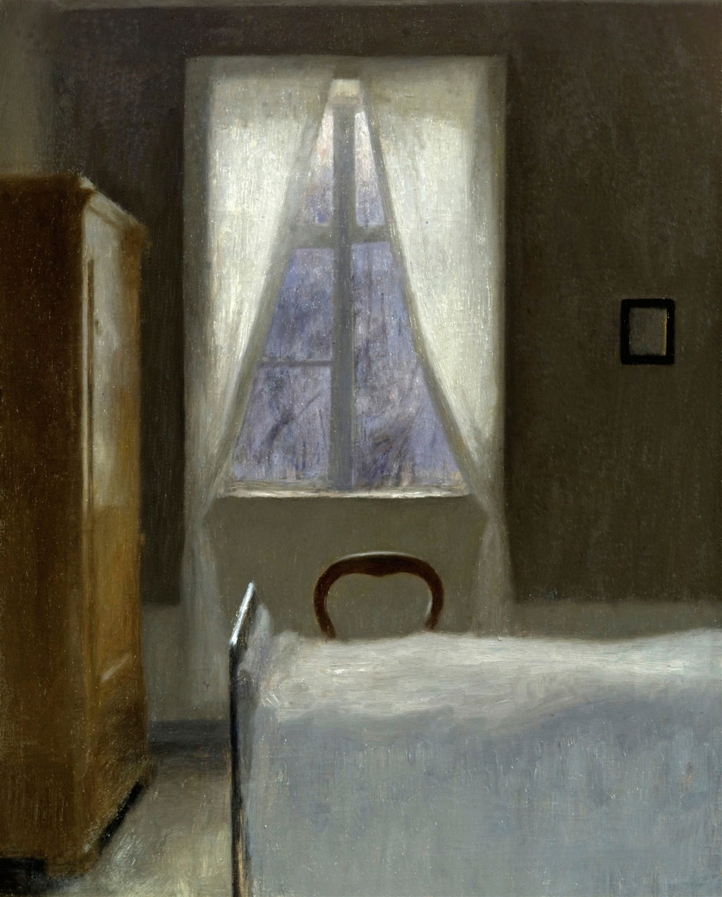 Quadro decorativo com a obra 'Interior, Strandgade 30' de Vilhelm Hammershøi, mostrando um quarto com uma janela iluminada, cama e armário em tons de cinza e branco