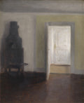 Quadro decorativo com pintura de interior com porta branca entreaberta, piso escuro e parede clara, com um objeto escuro à esquerda, atribuído a Vilhelm Hammershøi.