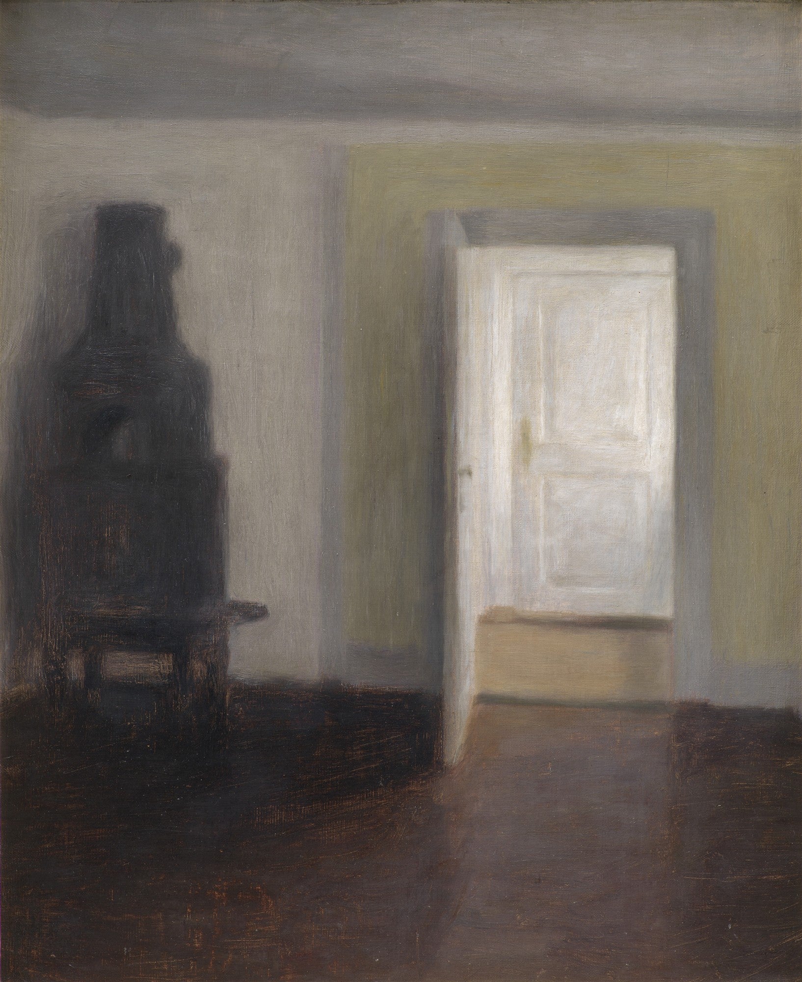 Quadro decorativo com pintura de interior com porta branca entreaberta, piso escuro e parede clara, com um objeto escuro à esquerda, atribuído a Vilhelm Hammershøi.