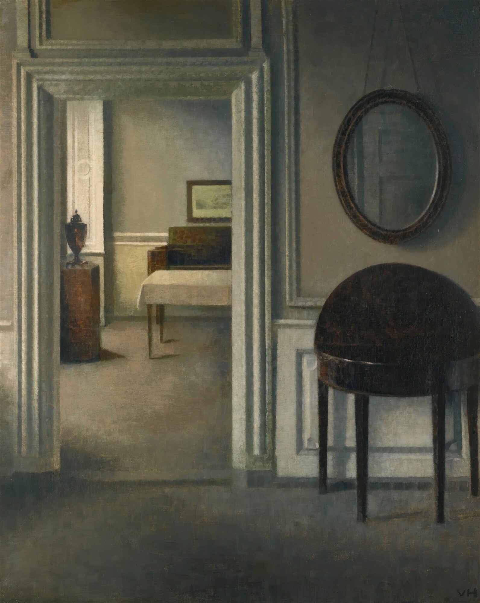 Quadro decorativo mostrando um interior escuro com uma porta aberta, revelando um cômodo mais claro ao fundo. Um espelho oval pende na parede à direita, e uma mesa redonda escura está em primeiro plano.