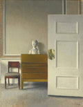 Quadro decorativo de Vilhelm Hammershøi, "Interior com Estátua", óleo sobre tela. Representa um interior com uma porta branca entreaberta à direita, revelando um busto de estátua sobre um móvel de madeira marrom-amarelado. Uma cadeira de madeira escura com assento estofado está à esquerda. A paleta de cores é dominada por tons neutros de cinza, branco, marrom e amarelo-ocre, com luz suave iluminando o ambiente.