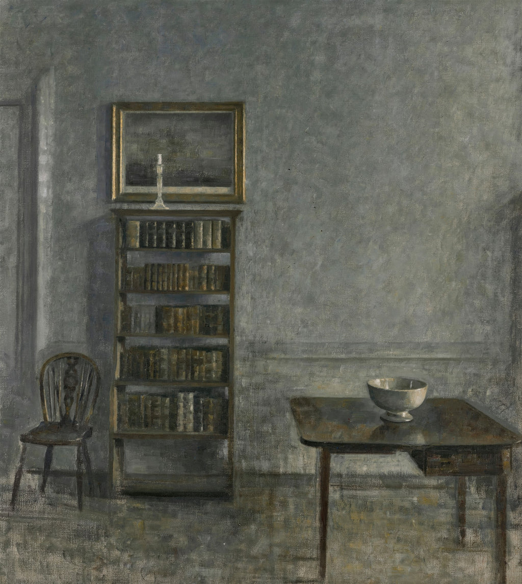 Quadro decorativo de Vilhelm Hammershøi, "Interior, Strandgade 30", mostrando um ambiente doméstico austero em tons de cinza com uma estante de livros, uma cadeira e uma mesa com uma tigela, iluminado por luz natural difusa.