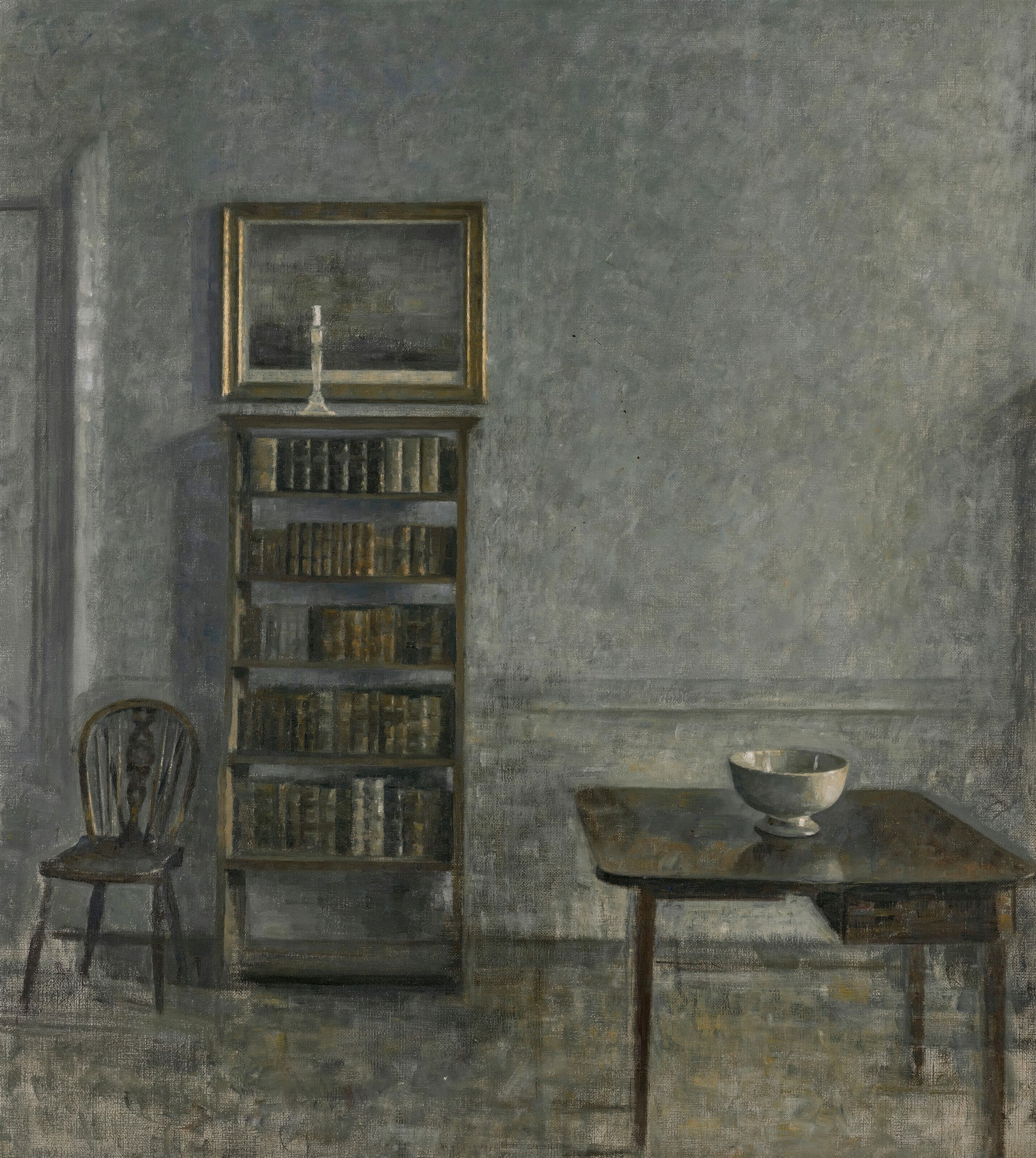 Quadro decorativo de Vilhelm Hammershøi, "Interior, Strandgade 30", mostrando um ambiente doméstico austero em tons de cinza com uma estante de livros, uma cadeira e uma mesa com uma tigela, iluminado por luz natural difusa.