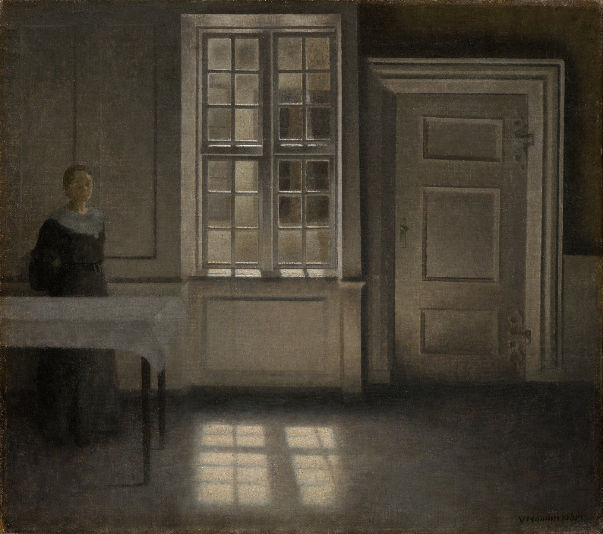 Quadro decorativo de Vilhelm Hammershøi. Interior com mulher de costas, mesa e janela grande que projeta luz no chão, em tons de cinza e marrom.