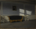 Quadro decorativo mostrando um interior escuro e silencioso de Vilhelm Hammershøi, com um sofá antigo de madeira e estofamento escuro no centro, duas cadeiras laterais brancas, um retrato na parede azul-acinzentada e raios de sol entrando por uma janela invisível, criando padrões de luz e sombra no chão e na parede.