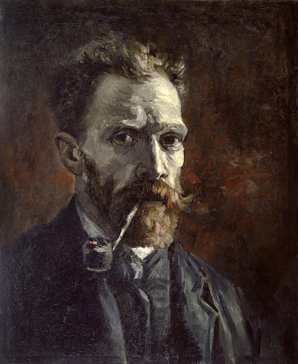 Autorretrato de Vincent van Gogh com cachimbo. O artista tem barba ruiva, cabelo castanho-claro e um olhar penetrante, em tons escuros e terrosos.