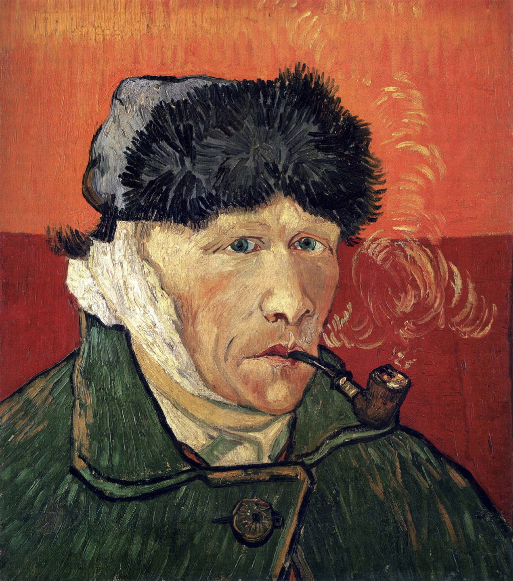 Autorretrato de Vincent van Gogh com a orelha enfaixada e cachimbo na boca, contra um fundo vermelho alaranjado. Ele veste um casaco verde e um chapéu cinza escuro.
