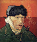 Autorretrato de Vincent van Gogh com a orelha enfaixada e cachimbo na boca, contra um fundo vermelho alaranjado. Ele veste um casaco verde e um chapéu cinza escuro.