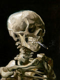 Quadro decorativo mostrando um crânio humano com um cigarro aceso na boca, pintado com pinceladas expressivas e fundo escuro. Atribuído a Van Gogh.