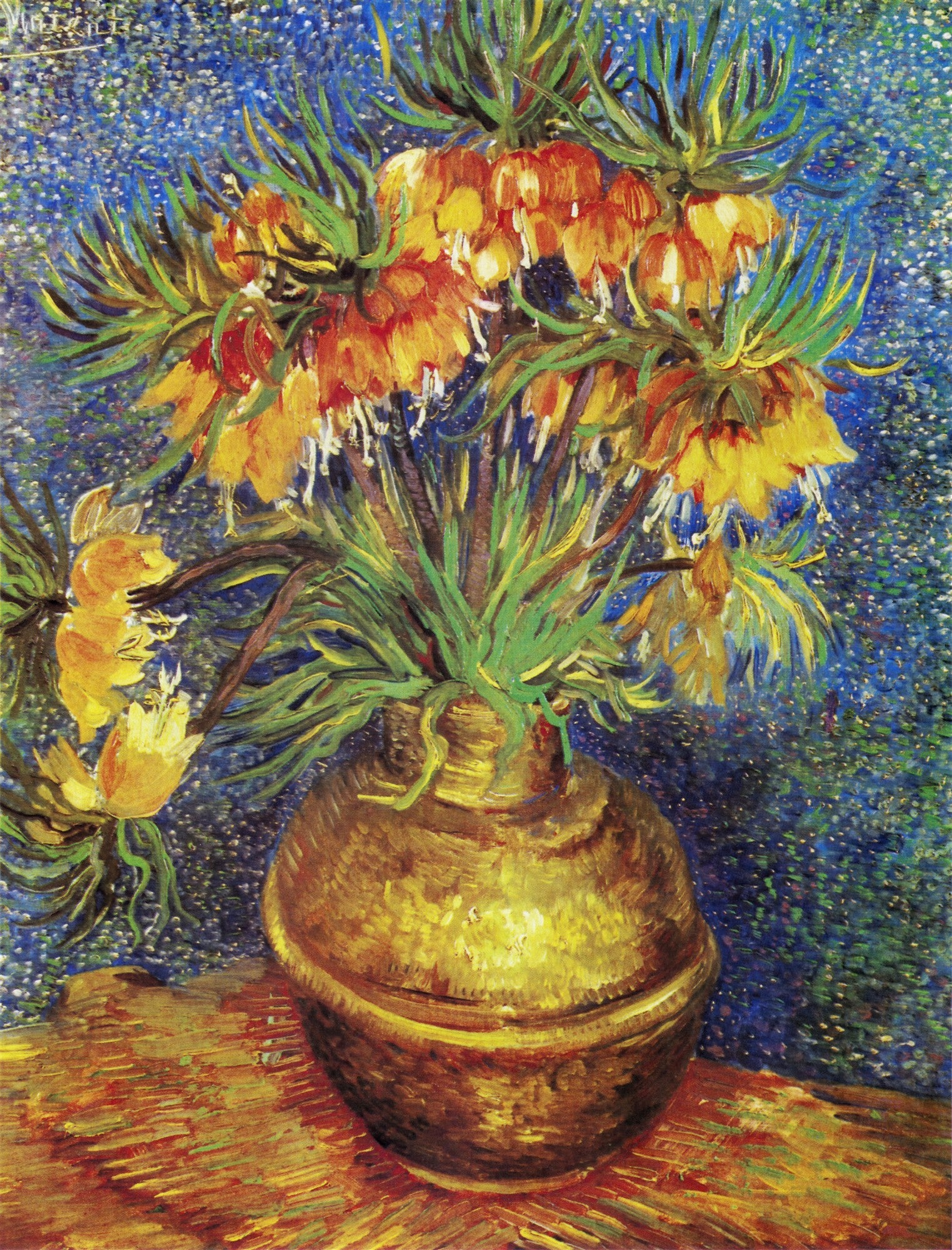 Quadro decorativo com a pintura 'Fritillarias Imperiais num Vaso de Cobre' de Vincent van Gogh. A imagem mostra um vaso de cobre brilhante com um arranjo de flores exuberantes em tons de laranja, amarelo e verde, sobre um fundo azul vibrante com pinceladas pontilhadas.