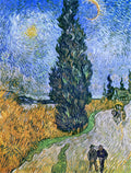 Quadro decorativo "Estrada com Cipreste e Estrela" de Vincent van Gogh, representando uma paisagem noturna com um imponente cipreste no centro, um céu estrelado em espiral, e dois caminhantes em uma estrada de terra sob a luz da lua.